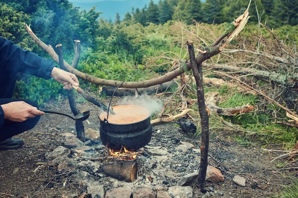 Viajante Mãos Segurando Xícara Bebida Quente Perto Fogueira Cozinhar Num — Fotografia de Stock