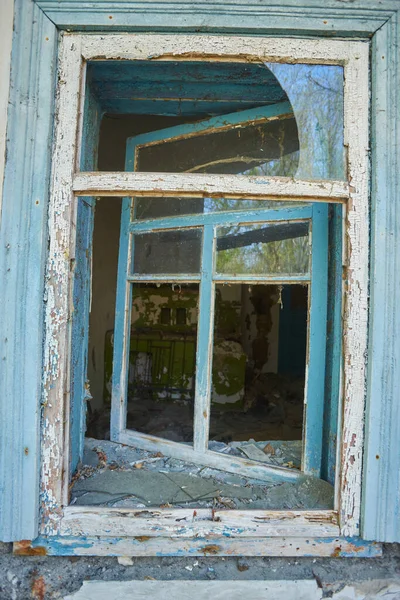 Покинутий Будинок Культури Селі Біля Чорнобиля Вид Через Розбите Вікно — стокове фото