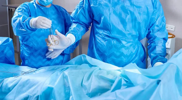 病院の外科医の医療チームは 最小限の侵襲的外科的介入を行う 心血管緊急手術センター用電気焼入装置付き手術室 — ストック写真