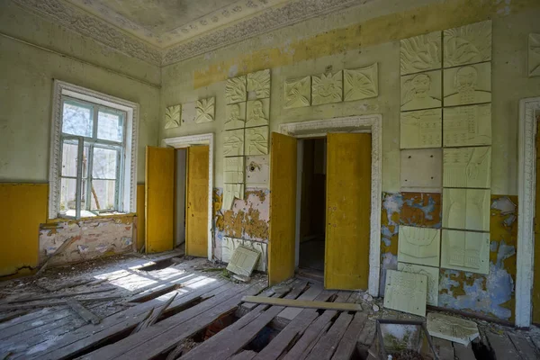 Εγκαταλελειμμένο Σπίτι Του Πολιτισμού Στο Χωριό Κοντά Στο Τσερνομπίλ — Φωτογραφία Αρχείου