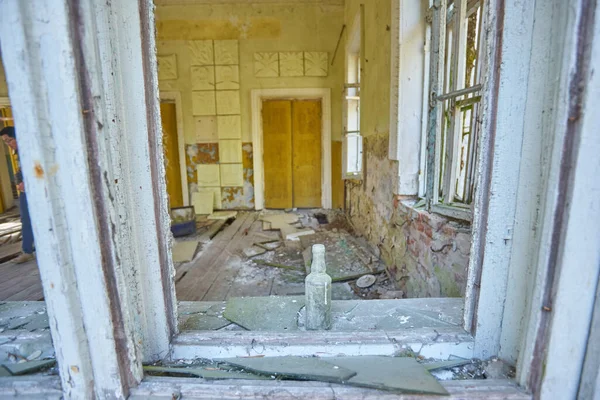 Abandonada Casa Cultura Dentro Aldeia Perto Chernobyl Vista Através Janela — Fotografia de Stock
