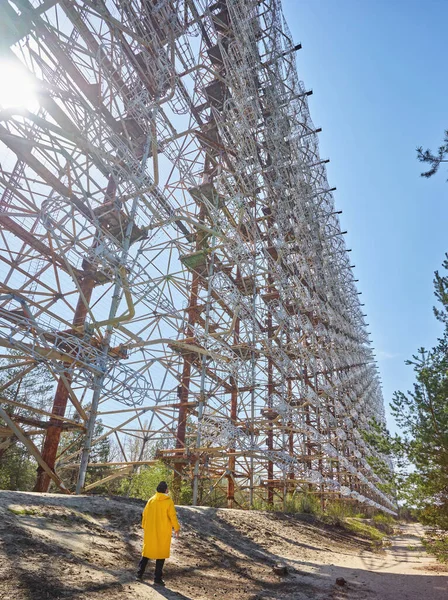 Pripyat, Çernobil 'deki Telekomünikasyon Radyo Merkezi. Arc ya da Duga olarak da bilinir. Arka planda bulutlar ve mavi gökyüzü olan Rus ağaçkakanı olarak da bilinir.