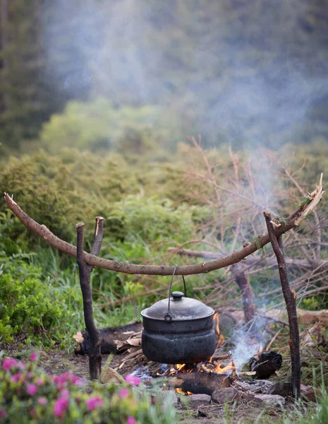 Cozinhar Pequeno Almoço Chamas Nas Montanhas Temporada Acampamento — Fotografia de Stock