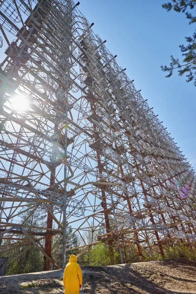 Jongeman Geel Beschermpak Buurt Van Militaire Geheime Object Antenne Radar — Stockfoto