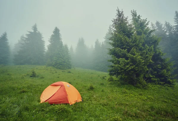 Tente Touristique Orange Vif Dans Nature Montagneuse — Photo