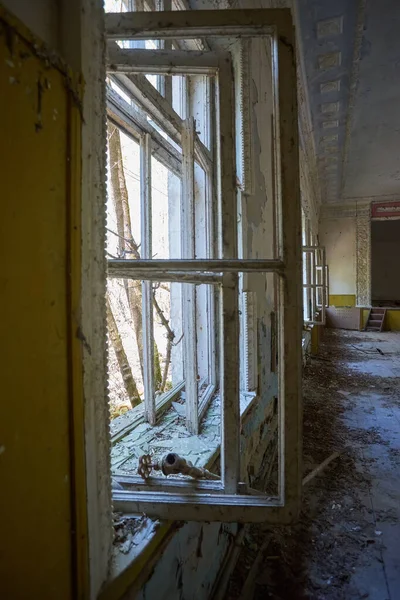 Abandonada Casa Cultura Dentro Aldeia Perto Chernobyl Vista Através Janela — Fotografia de Stock