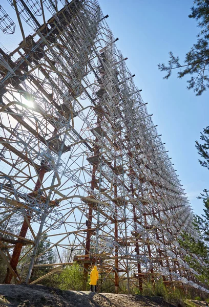 Ukrayna Daki Çernobil Askeri Gizli Nesne Anten Radarının Yanında Duran — Stok fotoğraf