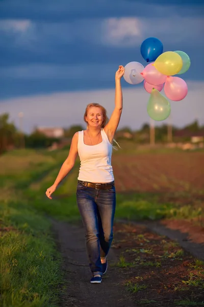 Šťastná Žena Balónky Běžící Zelené Louce Při Západu Slunce — Stock fotografie