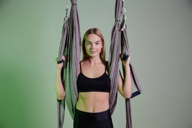 Sinek yogası yapan genç sarışın kadın portresi.