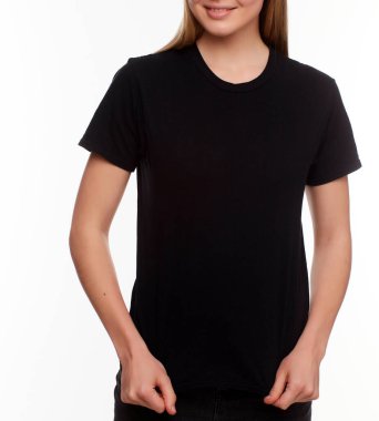 Beyaz bir arka planda gülümseyen sarışın bir kadının portresi.