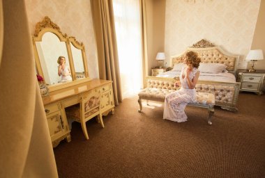 Gelinin sabahının romantik atmosferi. Bakımevinde gelin. Gelin sabahı hazırlığı. Her anın tadını çıkar