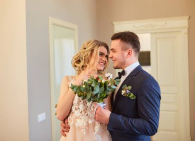 Güzel bir düğün, karı koca, gelin ve damat pencerenin yanındaki çatı katında bekliyorlar. Yeni evliler birbirine aşık. Damat gelini omuzlarından sarıl. Gelin elinde bir buket düğün çiçeği tutuyor..