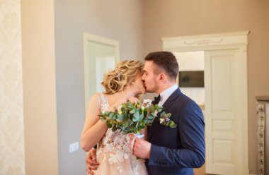 Güzel bir düğün, karı koca, gelin ve damat pencerenin yanındaki çatı katında bekliyorlar. Yeni evliler birbirine aşık. Damat gelini omuzlarından sarıl. Gelin elinde bir buket düğün çiçeği tutuyor..