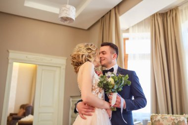 Güzel bir düğün, karı koca, gelin ve damat pencerenin yanındaki çatı katında bekliyorlar. Yeni evliler birbirine aşık. Damat gelini omuzlarından sarıl. Gelin elinde bir buket düğün çiçeği tutuyor..