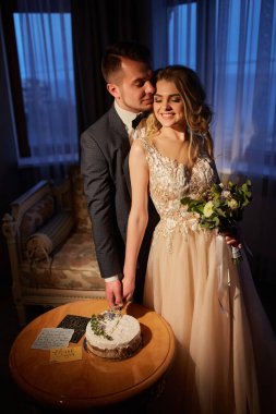 Mutlu gelin ve damat bir düğün pastası kesti.