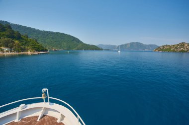 Marmaris, Türkiye 'deki körfezden ayrılan gemi