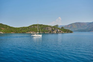 Marmaris, Türkiye 'deki körfezden ayrılan gemi