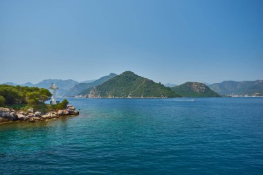 Marmaris Körfezi 'ndeki Rocky Dağı Adaları. Mavi gökyüzü ile deniz manzarası.