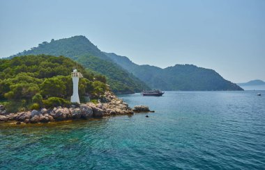 Marmaris, Türkiye 'de tekne, yat, yelkenli ve körfez manzaralı güzel Panoramik Havacılık manzarası. Yat limanında, denizde, şehirde, dağlarda tekneleri olan renkli manzaralar