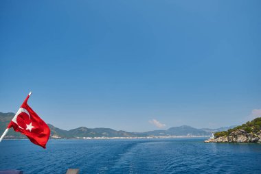 Marmaris, Türkiye 'de tekne, yat, yelkenli ve körfez manzaralı güzel Panoramik Havacılık manzarası. Yat limanında, denizde, şehirde, dağlarda tekneleri olan renkli manzaralar