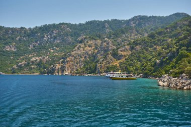 Marmaris, Türkiye 'deki körfezden ayrılan gemi