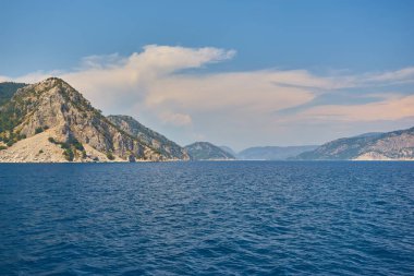 Marmaris Körfezi 'ndeki Rocky Dağı Adaları. Mavi gökyüzü ile deniz manzarası.