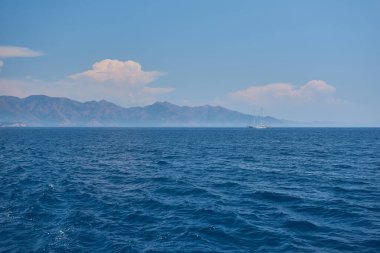 Marmaris Körfezi 'ndeki Rocky Dağı Adaları. Mavi gökyüzü ile deniz manzarası.
