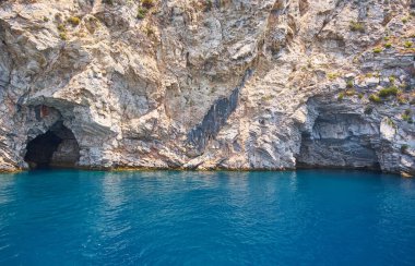 Marmaris yakınlarındaki mavi mağara, Türkiye. Buraya para saçmak isteyenler. Mağaraya tekneyle gidebilirsiniz..