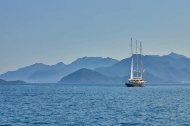 Marmaris Körfezi 'ndeki Rocky Dağı Adaları. Mavi gökyüzü ile deniz manzarası.