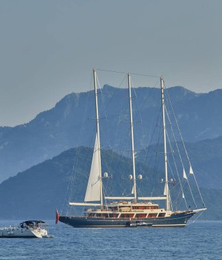 Güzel mavi denizde beyaz yatlar, seyahat, dinlenme ve tatil konsepti. Ege Denizi, Türkiye, Bodrum ve Marmaris yakınlarında