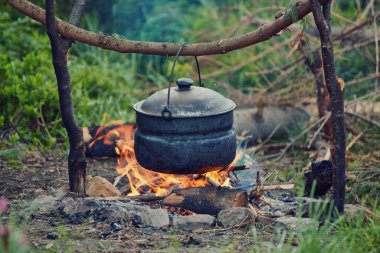 Saha koşullarında yemek pişirmek, piknikte kamp ateşinde demlik pişirmek..