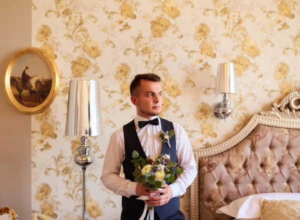 Novio Con Ramo Bodas Mañana Del Novio Preparación Matutina Del —  Fotos de Stock