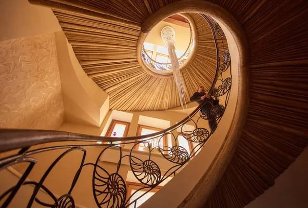 Вид Сверху Свадебную Пару Стоящую Конце Деревянной Лестницы — стоковое фото