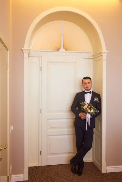 Novio Con Ramo Bodas Mañana Del Novio Preparación Matutina Del —  Fotos de Stock