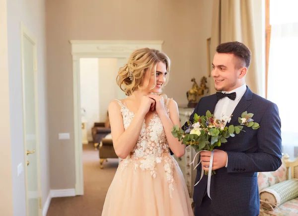 Primera Reunión Los Novios Vestido Novia Rosa Traje Gris Elegante —  Fotos de Stock