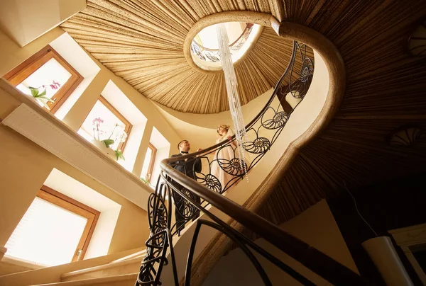 Just Married Couple Together Spiral Staircase — Stock Photo, Image