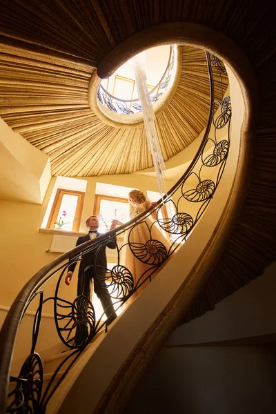 Couple Newlyweds Standing Stairs Luxurious Interior — Stock Photo, Image