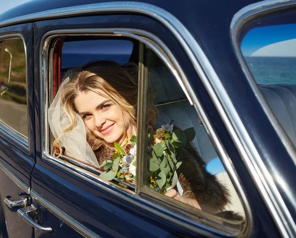 Pretty Bride Luxury Wedding Dress Sitting Retro Car Holding Wedding — Stock Photo, Image