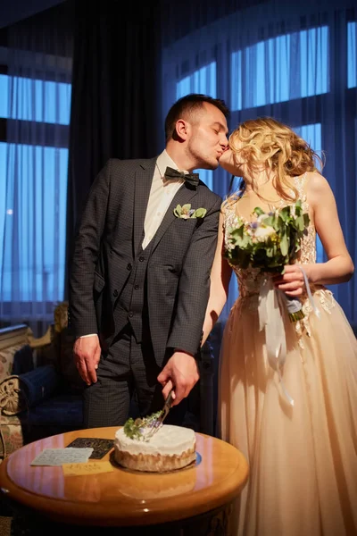 Ett Ungt Par Som Sitter Vid Ett Bord Ett Bröllop — Stockfoto