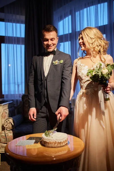 幸福的新郎新娘切结婚蛋糕 — 图库照片