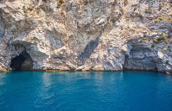 土耳其马尔马里斯附近的蓝色洞穴 那些想把钱扔在这里的人你可以乘船去山洞 — 图库照片