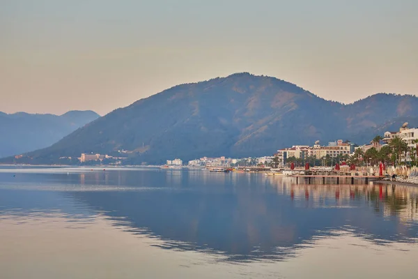 Gebirgsreflektierter Sonnenaufgang Ruhigen Meer Marmaris Türkei — Stockfoto