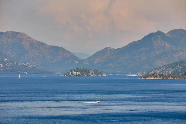 Marmaris Körfezi Ndeki Rocky Dağı Adaları Mavi Gökyüzü Ile Deniz — Stok fotoğraf