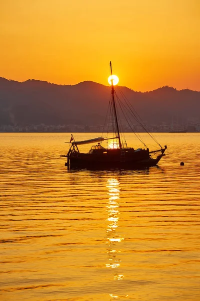 Vista Mar Noche Montaña Pequeño Barco Mar Con Luz Amarilla — Foto de Stock