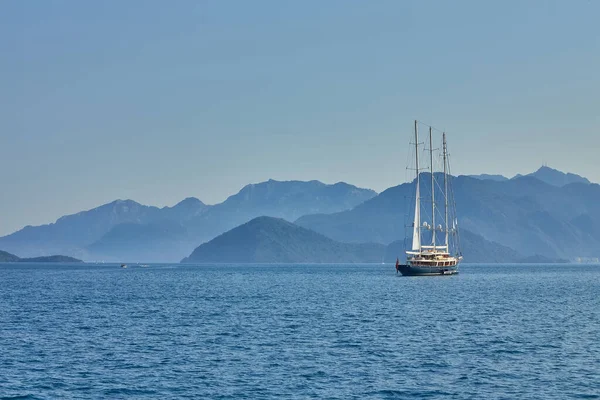 Skalnaté Horské Ostrovy Zátoce Marmaris Seascape Modrou Oblohou — Stock fotografie