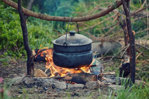Saha koşullarında yemek pişirmek, piknikte kamp ateşinde demlik pişirmek..