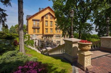 Mezhyhirya Ulusal Parkı, Novi Petrivtsi, Kyiv bölgesi, Ukrayna - 16 Mayıs 2017: Yolsuzluk Müzesi. Büyük doğal kompleks Mezhyhirya Konutu güzel bir bahçesi ve çağlayan gölleri var..