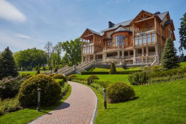 Mezhyhirya Ulusal Parkı, Novi Petrivtsi, Kyiv bölgesi, Ukrayna - 16 Mayıs 2017: Yolsuzluk Müzesi. Büyük doğal kompleks Mezhyhirya Konutu güzel bir bahçesi ve çağlayan gölleri var..