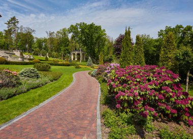 güzel yaz Bahçesi kendine yol virajlı bir geçit ile