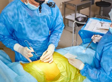 Hastanedeki cerrahlardan oluşan tıbbi ekip minimum invaziv cerrahi müdahaleler yapıyor. Kardiyovasküler acil ameliyat merkezi için elektrokoterapi ekipmanlarıyla ameliyathane.